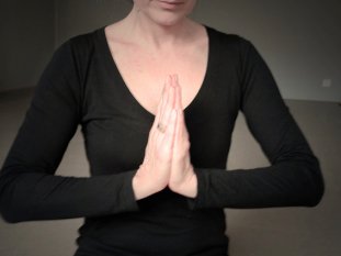 6_Kurse_3_Anjali-Mudra.jpg
